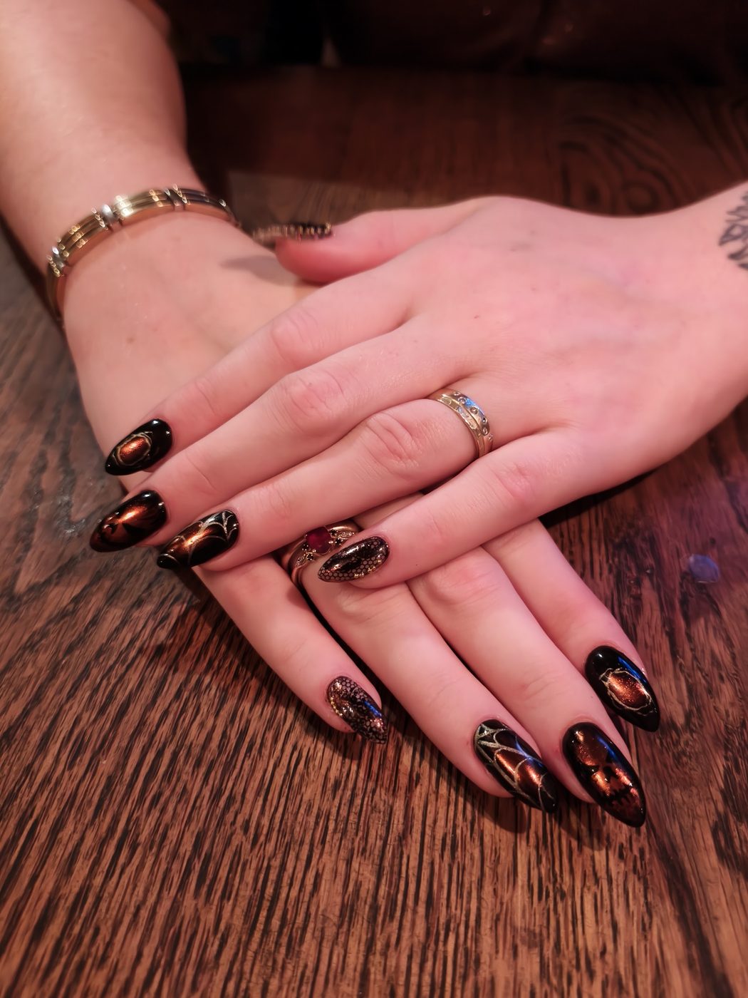 Donkere chrome nagels op een houten tafel
