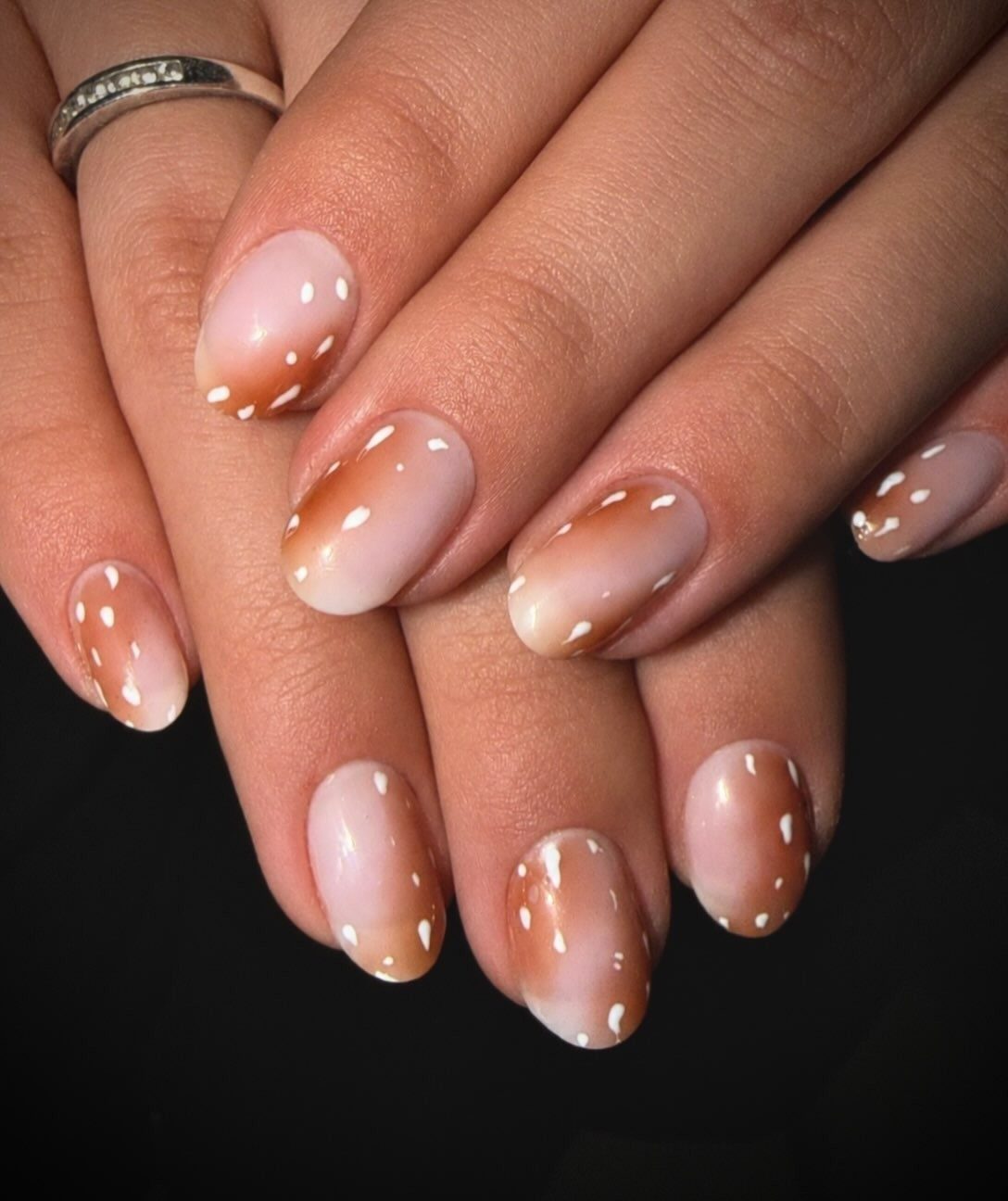 Ronde nagels met een bruine ombré en witte stipjes