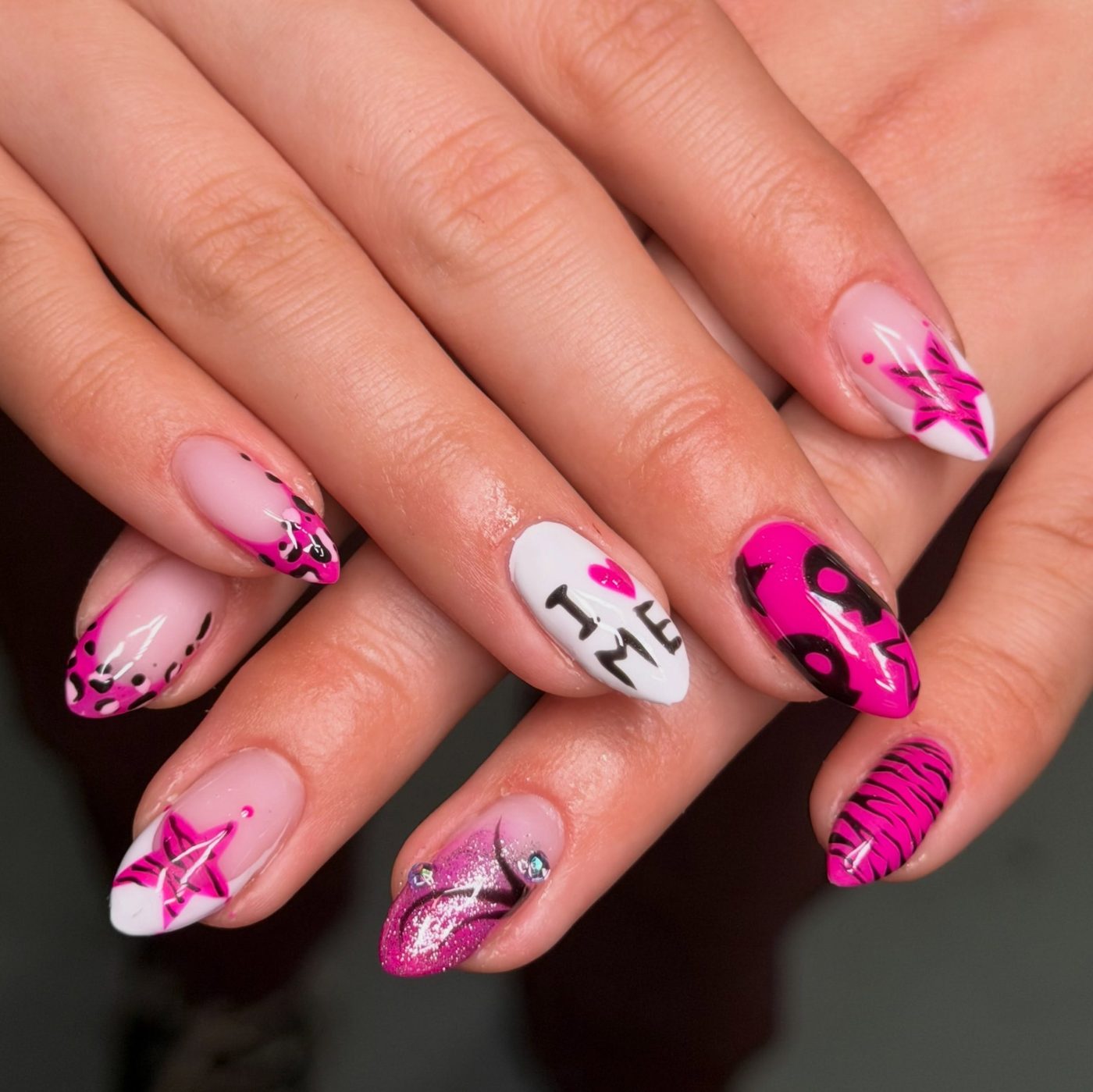Roze nail art met sterren, tijgerstrepen en de tekst I love me