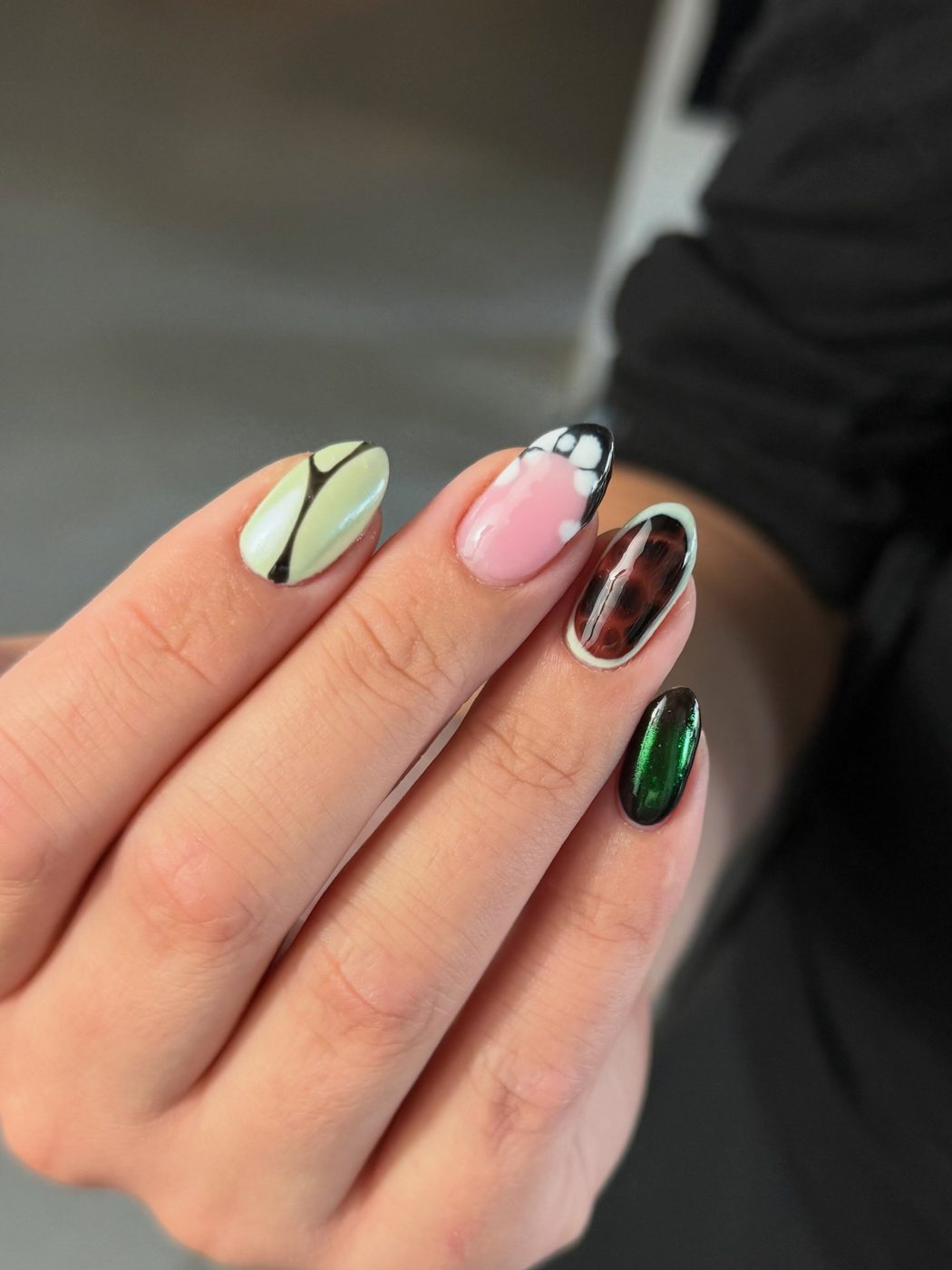 Nagels met schildpadprint en groene accenten
