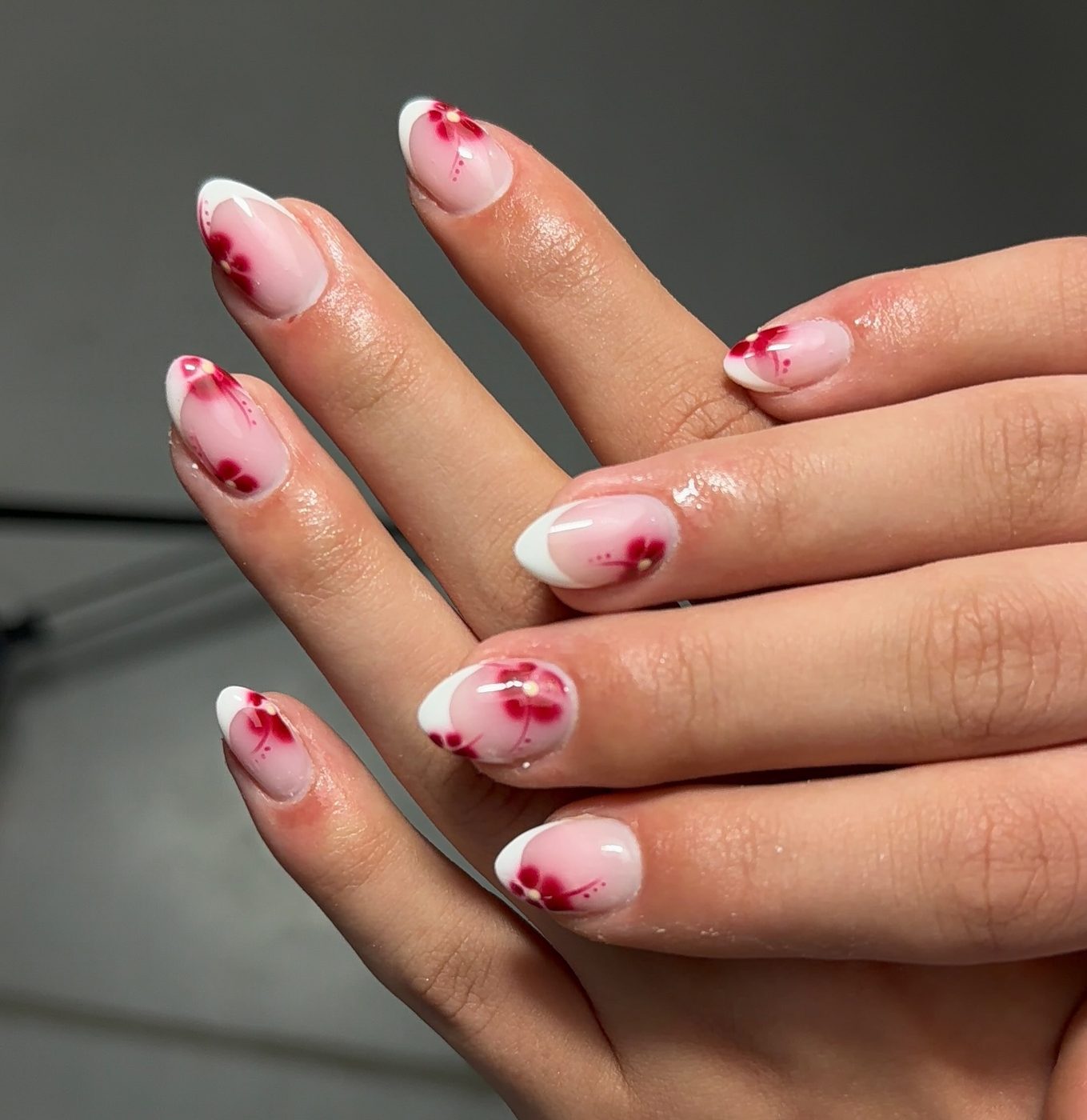 Witte French tips met rode bloesems