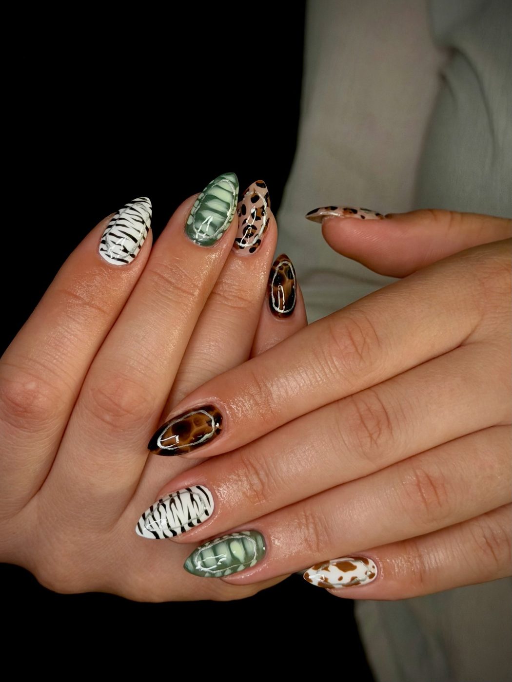 Mix van dierenprints op amandelvormige nagels: zebra, slang en luipaard